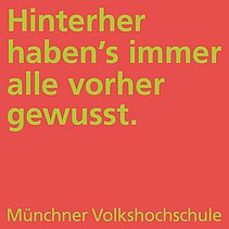 Plakat mit Spruch: Hinterher haben's immer alle vorher gewusst.