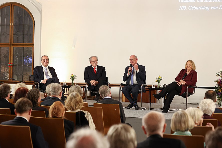 Prof. Andreas Voßkuhle, Christian Ude, Franz Maget und Dr. Sabine Leutheusser-Schnarrenberger am 3. Februar 2026 auf dem Podium im Alten Rathaus in München