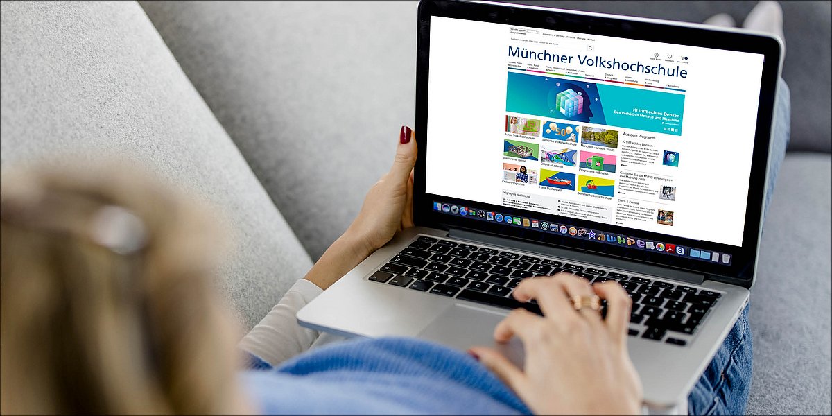 Foto: Frau schaut auf ihren Laptop und sieht die MVHS-Startseite