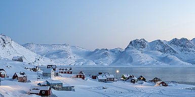 Foto: kleines Dorf in grönländischer Landschaft