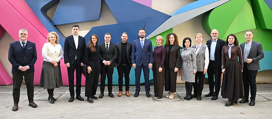 Ein Gruppenbild mit 14 Personen im Innenhof der MVHS im Einstein 28