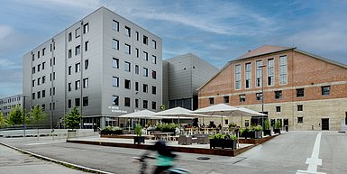 Foto Vorplatz des Gasteig HP8 mit Terrasse und Sonnenschirmen 