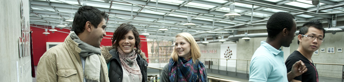 Junge Erwachsene in Räumen der Münchner Volkshochschule