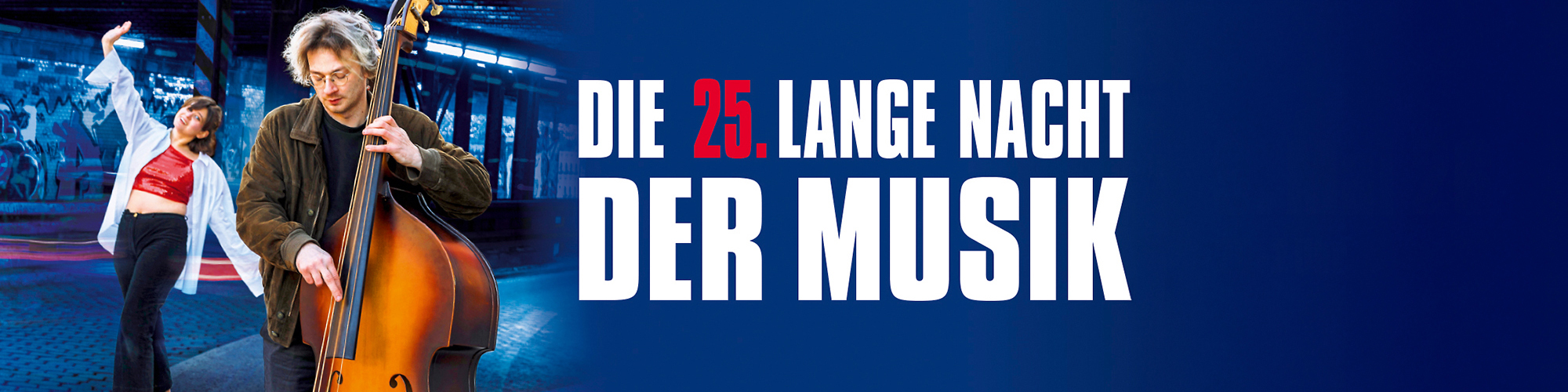 Foto junger Mann mit Kontrabass und junge tanzende Frau vor blauem Hintergrund; Schriftzug "Die 25. Lange Nacht der Musik"