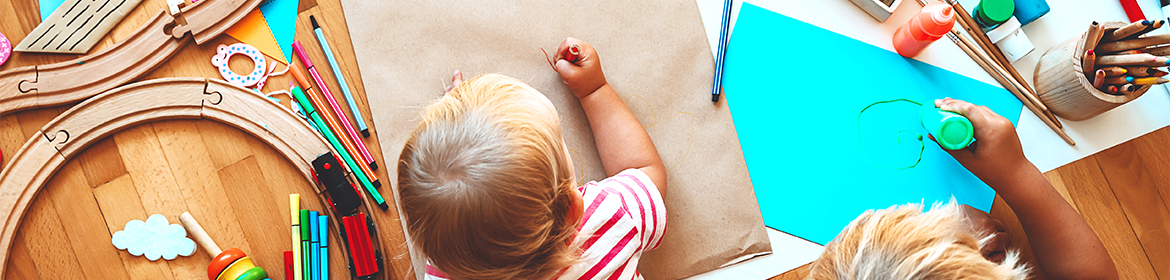 Kleinkinder beim Malen