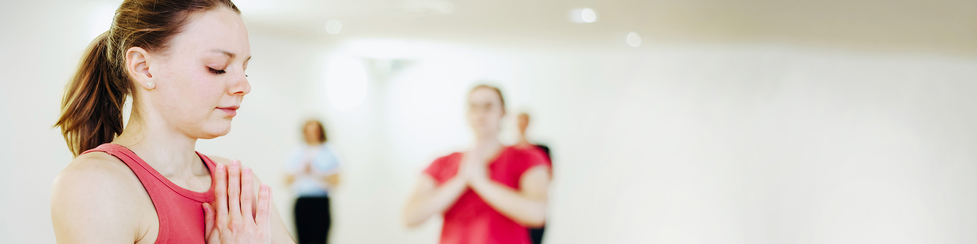 Frauen bei meditativer Übung