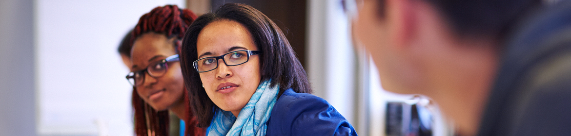 Lernende aus verschiedenen Nationen im Unterricht