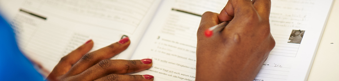 Migrantin beim Ausfüllen eines Deutsch-Testes