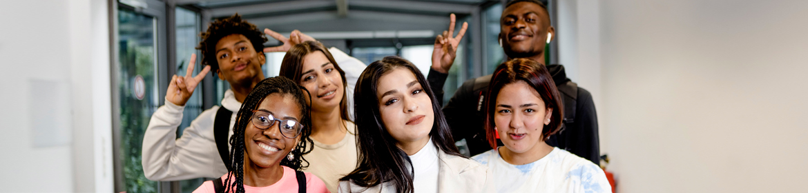 Gruppenfoto mit jungen Geflüchteten in den Räumen der MVHS