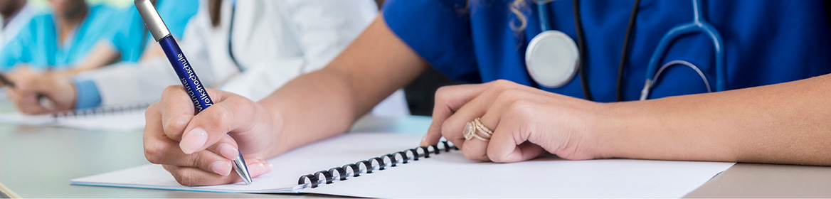 Auszubildende zur Pflegefachkraft beim Unterricht