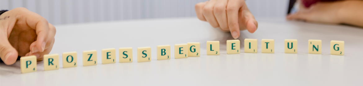 Das Wort Prozessbegleitung mit Scrabble-Steinen gesetzt