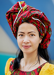 Junge mona lea-Teilnehmerin mit Turban