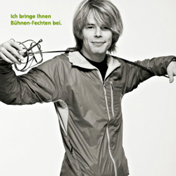 Dozent für Bühnen-Fechten mit Florett über der Schulter