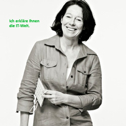 Dozentin für IT mit PC-Tastatur unter dem Arm