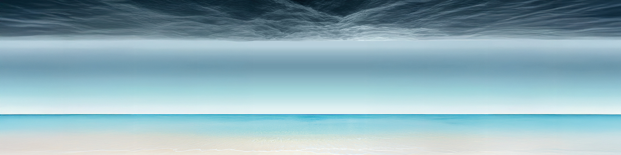 Bild: Meer mit Horizont und Unwetterstreifen am oberen Rand (KI-generiert)